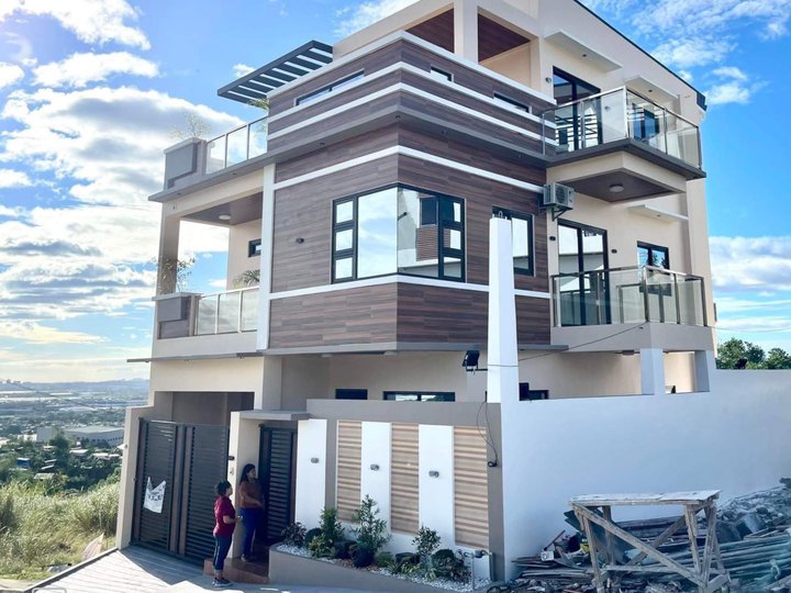 3_storey modern house with 360 degrees  Overlooking View in Taytay