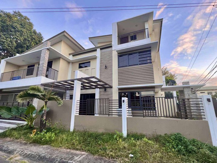 6-bedroom2 Car 3 Storey Single Attached House For Sale in Commonwealth