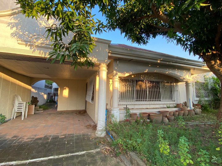 Dilapidated Bungalow For Sale in BF Homes Paranaque