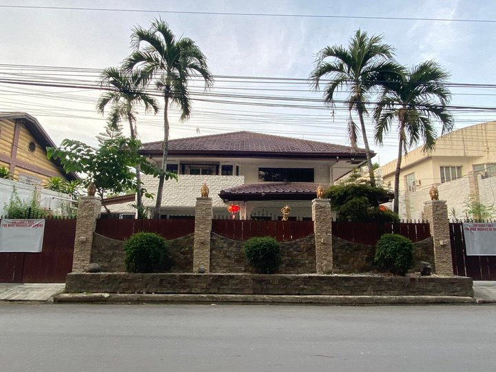 Bungalow House with Pool for Sale in Multinational Village Paranaque