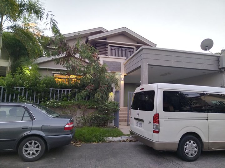 5BR Modern House For Rent in Tahanan Village Paranaque City