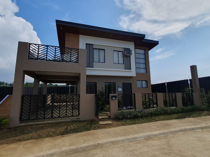 4-bedroom Single Detached House For Sale in Near Twin Lakes Tagaytay