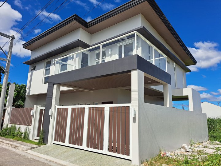 212 sqm - 5 Bedrooms House and Lot For Sale in Greenwoods Cainta
