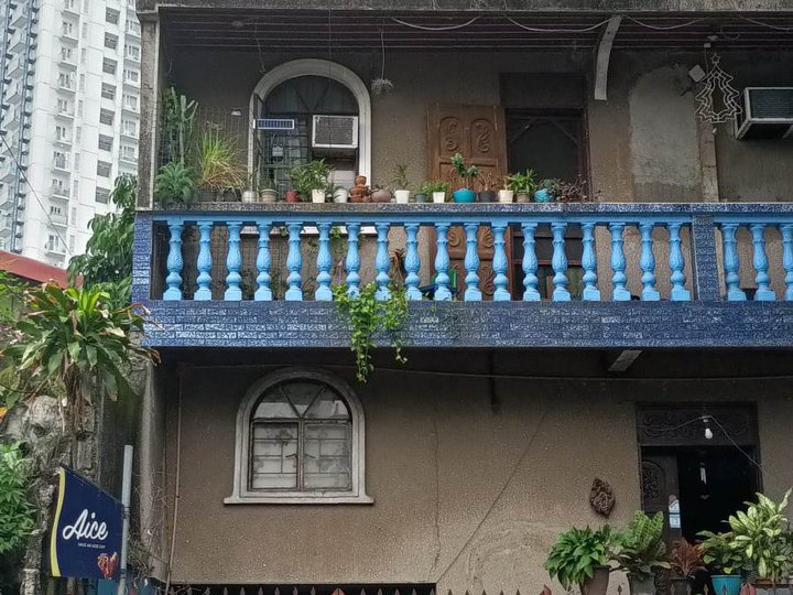 Old House and Lot for sale in Project 8, Quezon City