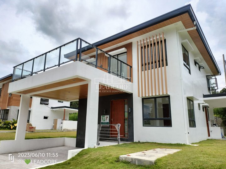 5-bedroom Single Detached House For Sale in Victoria South of Alabang