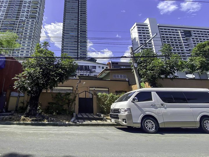 House for Sale in San Lorenzo, Makati City 4 Bedroom 4BR