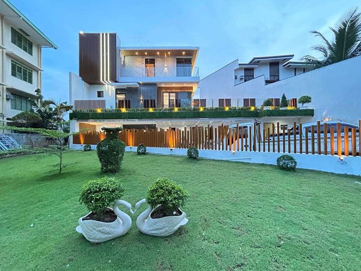 5 Bedroom House with Swimming Pool in Vista Grande Talisay, Cebu