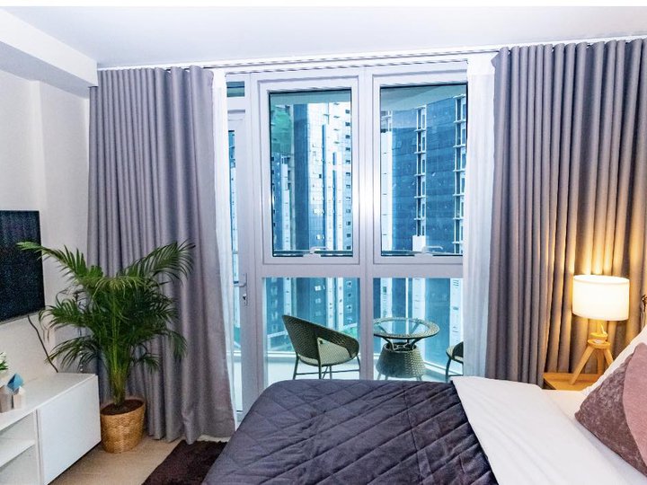 For Sale: BGC 1BR Suite in Uptown Parksuites, with Maids Room