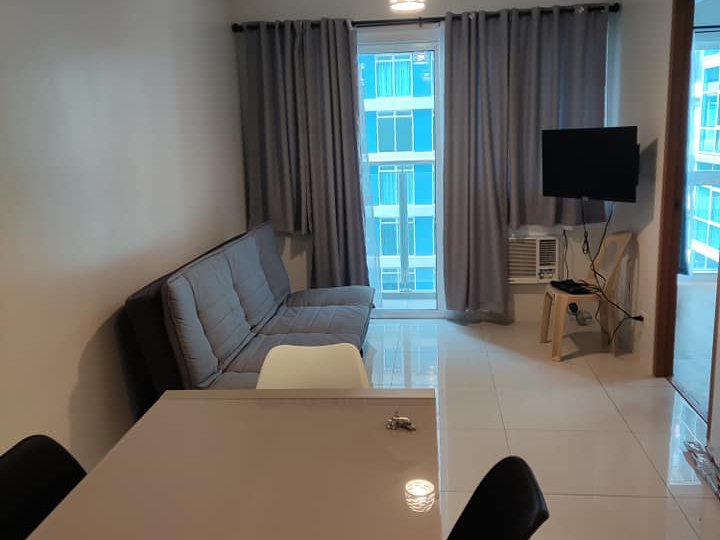 Spacious 1 Bedroom with parking in Madison Parkwest BGC for Sale - Semi Furnished