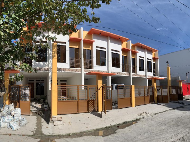 3-BEDROOM TOWNHOUSE WITH 2 CAR GARAGE IN UPS 5 PARANAQUE NEAR AIRPORT