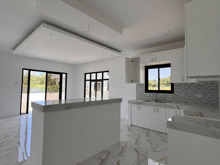 5-bedroom Single Detached House For Sale in Santo Tomas Pampanga