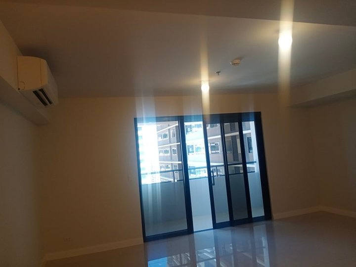 15M 1Bedroom Condo with Parking in Alcoves