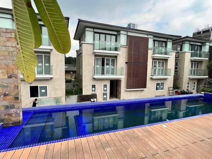 99.9M - 5BR Private Villa in New Manila Quezon City