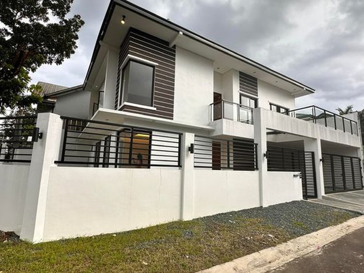6-bedroom Single Detached House For Sale in Commonwealth
