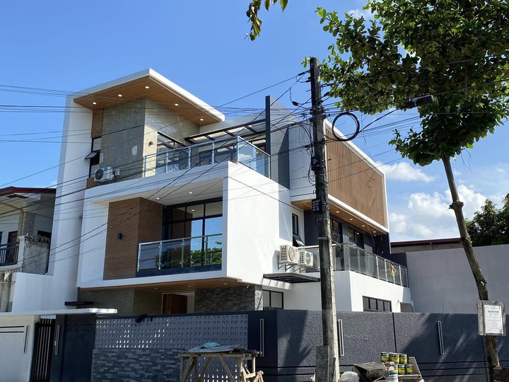 For Sale: House and Lot w/ Pool in Greenview Executive Vill., QC