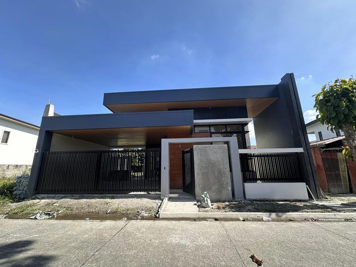 5-bedroom Single Detached House For Sale in Angeles Pampanga