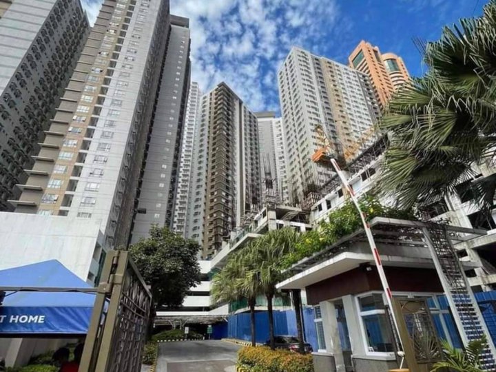 Ready For Occupancy 2-bedroom Condo For Sale in Pioneer Mandaluyong Near MRT and EDSA