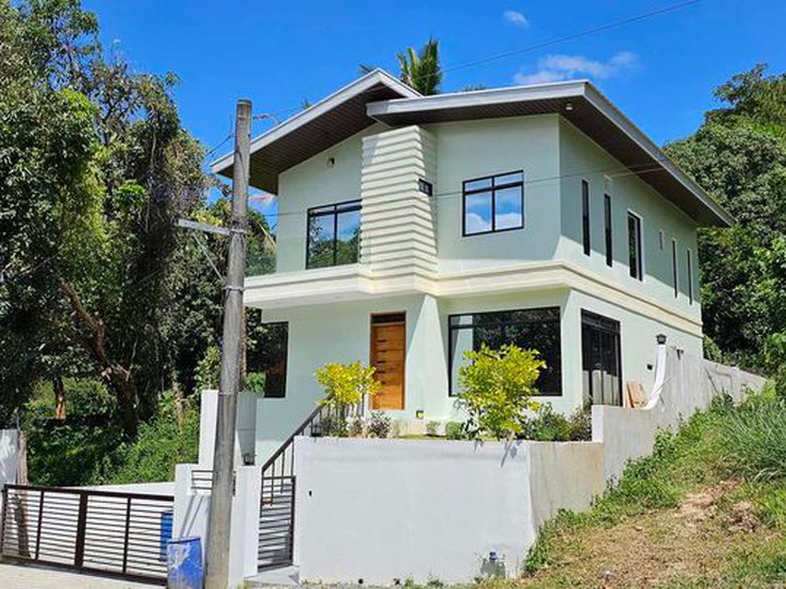 4 Bedroom-House and Lot For Sale in Sun Valley Antipolo City