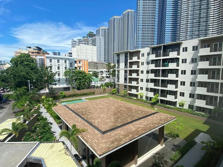 Low-rise Condo in Makati 2Bedroom with Balcony and Parking For Sale