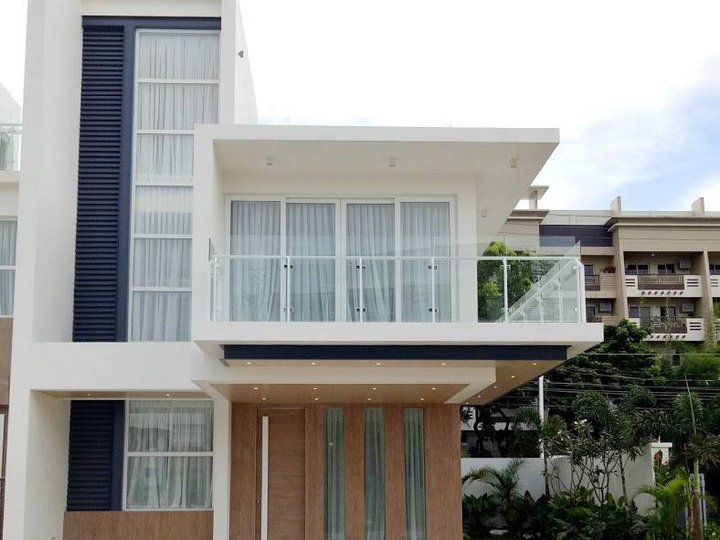 Elise 4 Bedroom townhouse for sale BGC/ Market market /Mc Kinley Hills