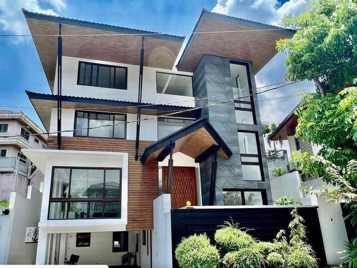 5-bedroom 3 Storey Townhouse For Sale in Commonwealth Quezon City / QC