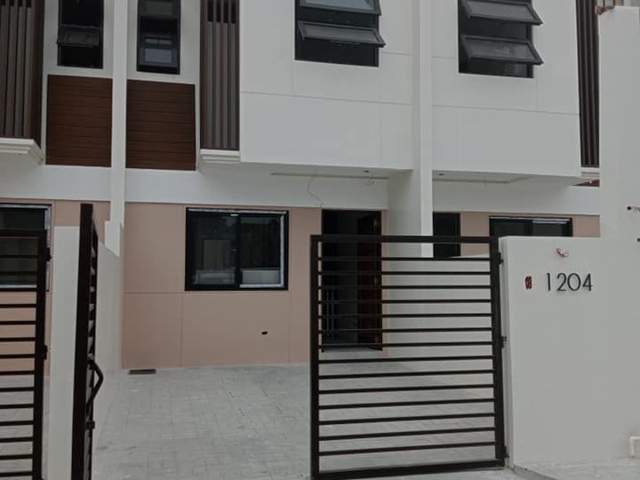 Townhouse for Sale in Quezon City near Pacific Global hosp,Near subway Mindanao Avenue Quirino