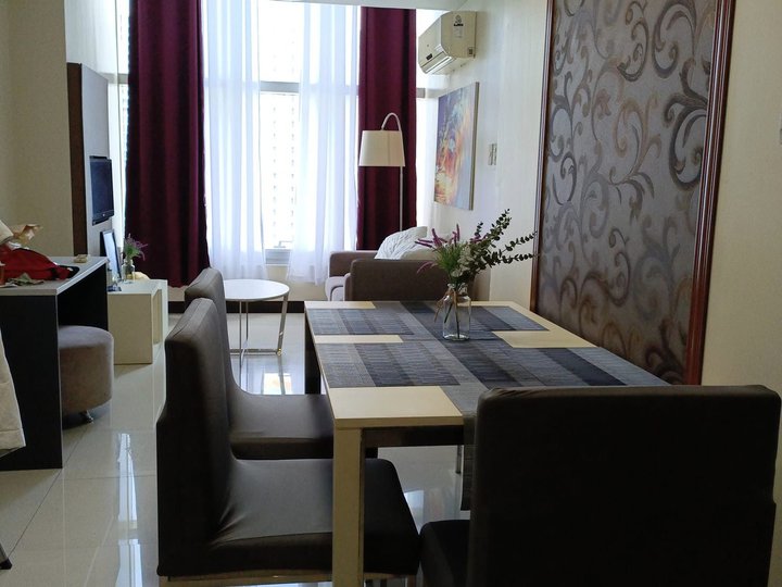 Spacious one bedroom with maid's room in One Central Makati for lease