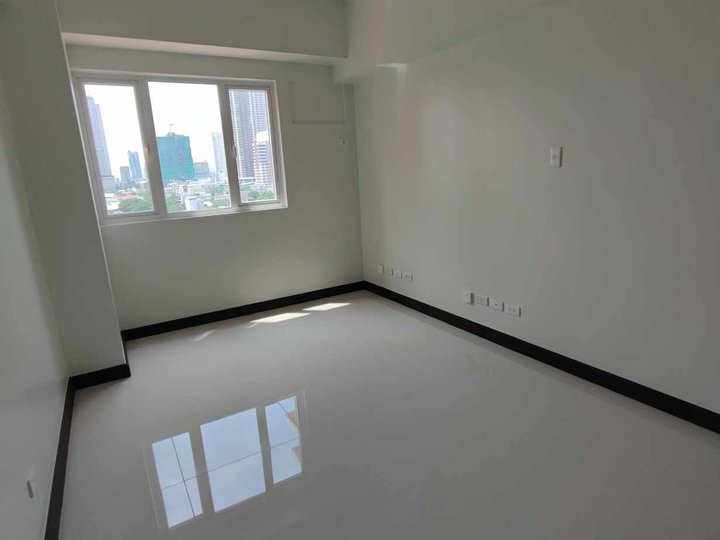 Ready for occupancy Condominium in taft pasay shell sea shore breze