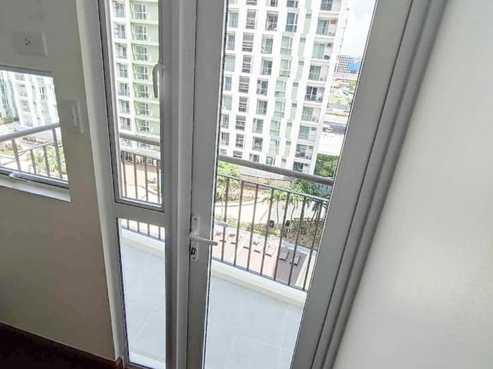 RFO 2 BEDROOM CONDO FOR SALE IN PASAY CITY NEAR DELA SALLE UNIVERSITY AND FEU