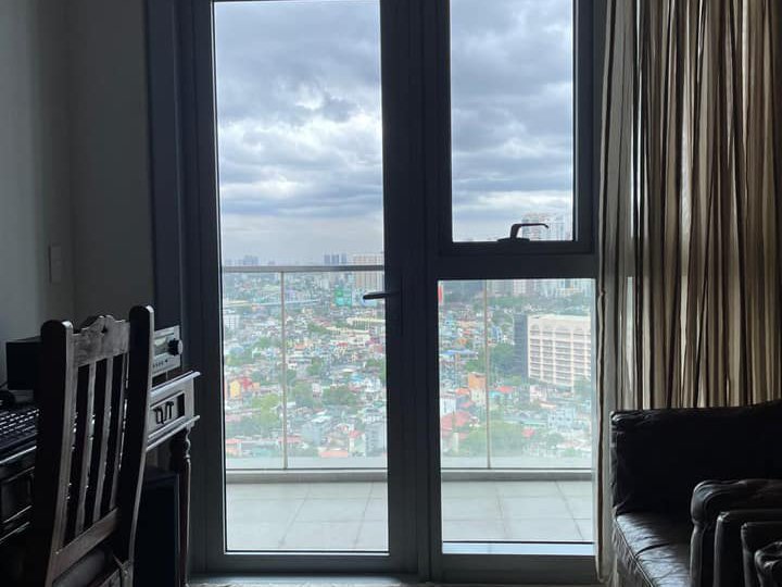 High End 2 Bedrooms plus Maid's room condo in Uptown Parksuite in BGC with parking for sale