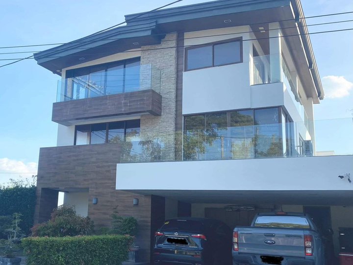 FOR SALE THREE STOREY CONTEMPORARY HOME IN ANGELES CITY NEAR MARQUEE MALL AND NLEX