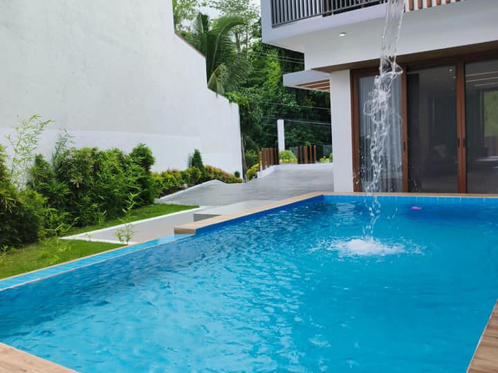 5-bedroom House For Sale with Swimming Pool and Roof Deck in Talisay City Cebu