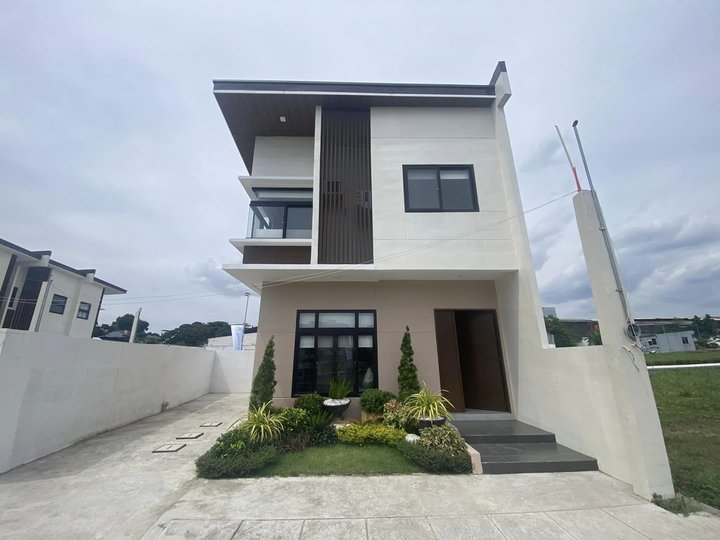 SINGLE ATTACHED WITH 3-4 BEDROOMS HOUSE AND LOT FOR SALE NEAR MINDANAO AVENUE CORNER QUIRINO HIGHWAY