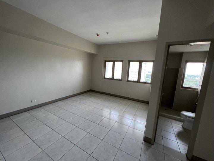 SPACIOUS STUDIO UNIT CONDO FOR SALE IN SUNTRUST CAPITOL PLAZA QUEZON CITY NEAR SCHOOLS AND CHURCHES