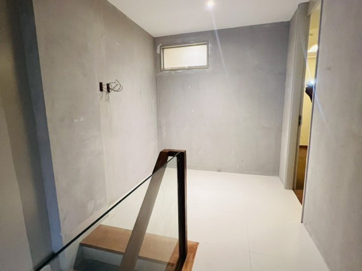 HOUSE AND LOT FOR SALE IN SAN JUAN MANDALUYONG WITH ELEVATOR AND 4 PARKING