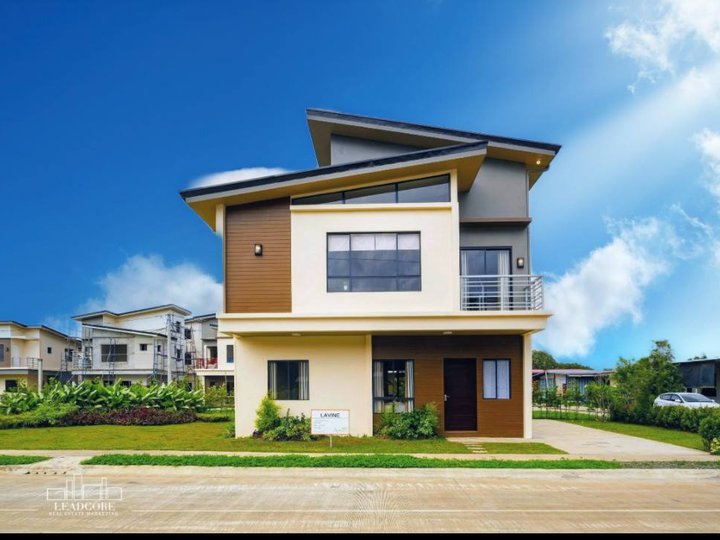 5-bedroom Single Detached House For Sale in Alaminos Laguna