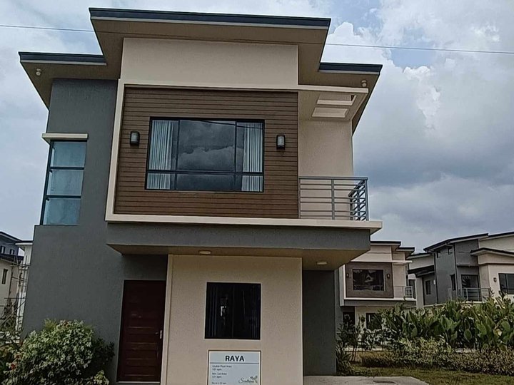 4-bedroom Single Attached House For Sale in Alaminos Laguna