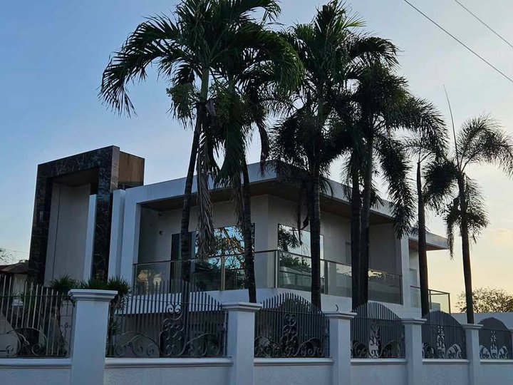 Spacious 6-bedroom Modern House For Sale in Cainta Rizal