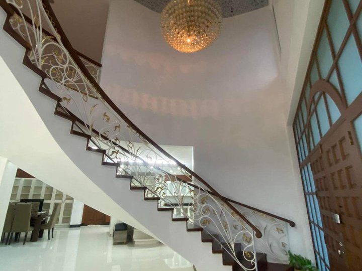 FOR SALE 10 BR MANSION W/ BIG POOL AND EXPANSIVE LOT IN ANGELES CITY PAMPANGA NEAR CLARK
