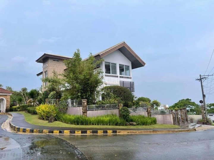 Overlooking Taal Lake View Tagaytay 1000sqm House and lot for sale