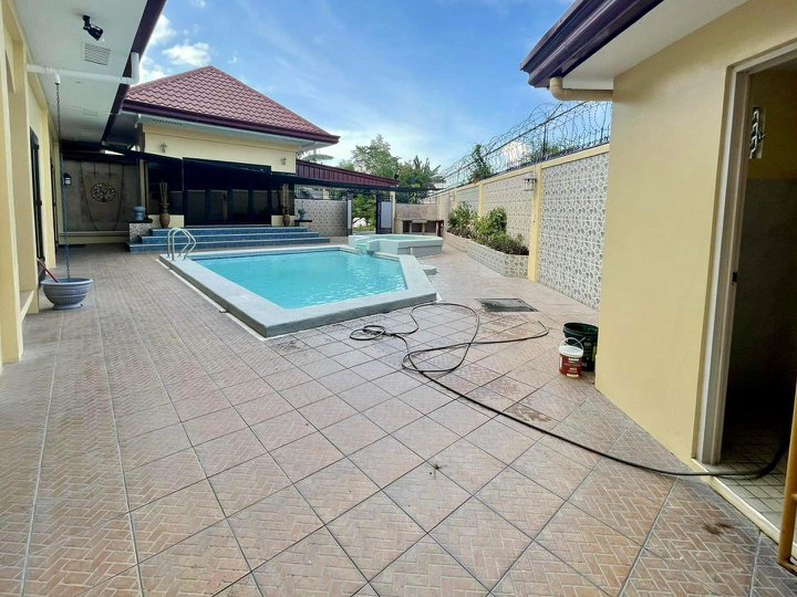FOR SALE OR RENT POOL VILLA TYPE HOUSE IN ANGELES CITY
