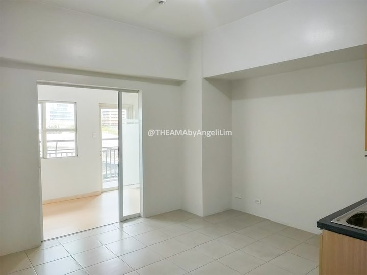 5G 36 sqm. High Rise Condo Clean 1BR Studio for Sale with Balcony