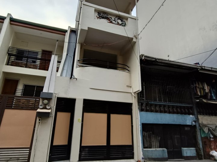 HOUSE AND LOT IN MANDALUYONG NEAR MAKATI AREA FLOOD FREE