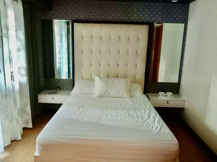 Upgraded, Fully Furnished 1 Bedroom Unit For Sale at Trion Tower 1 BGC