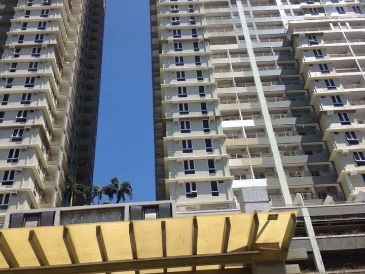 unit for sale facing Manila Bay and MOA - La Verti Condominium