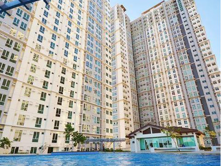Corner Unit 2-BR 38 sqm, P25,000/month in Makati physically connected
