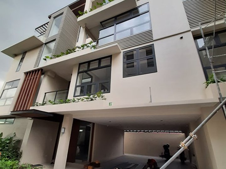 Luxurious 4 Bedroom Townhouse for Sale in Paco