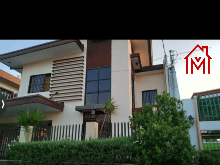 Pre-Owned 5-bedroom Townhouse For Sale in Bacoor Cavite