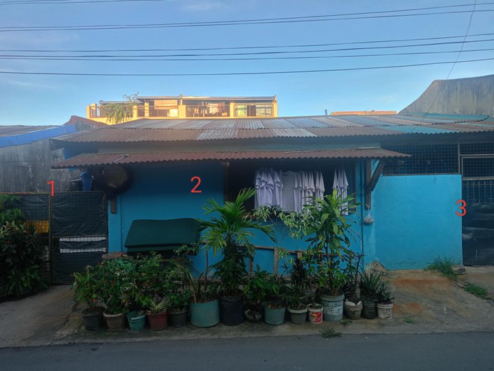 House and lot for sale! Paupahan po sya may tatlong pinto tag iisang cr, room and kitchen