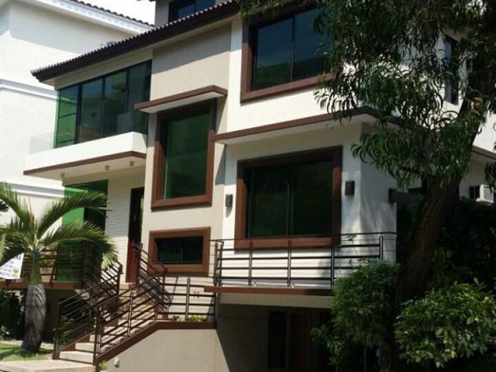 Mckinley hill House and lot BGC 89M